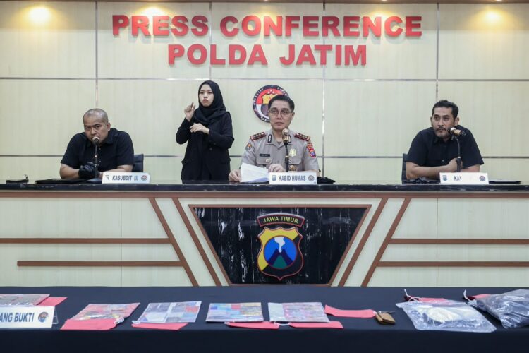 Polda Jatim Bongkar Komplotan Ganjal ATM, 5 Tersangka Ditangkap. (Foto: Istimewa)