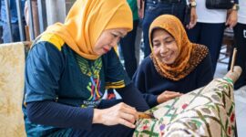 Khofifah Dorong Batik Jatim Jadi Penggerak Ekonomi Kreatif. (Foto: Humas Pemprov Jatim)