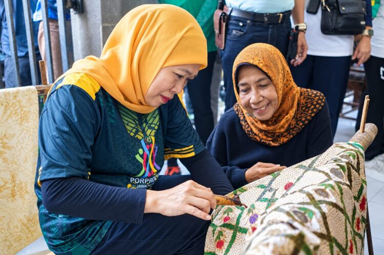 Khofifah Dorong Batik Jatim Jadi Penggerak Ekonomi Kreatif. (Foto: Humas Pemprov Jatim)