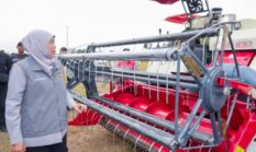 Khofifah: Combine Harvester Pangkas Panen dari 3 Hari Jadi 1 Jam per Hektare