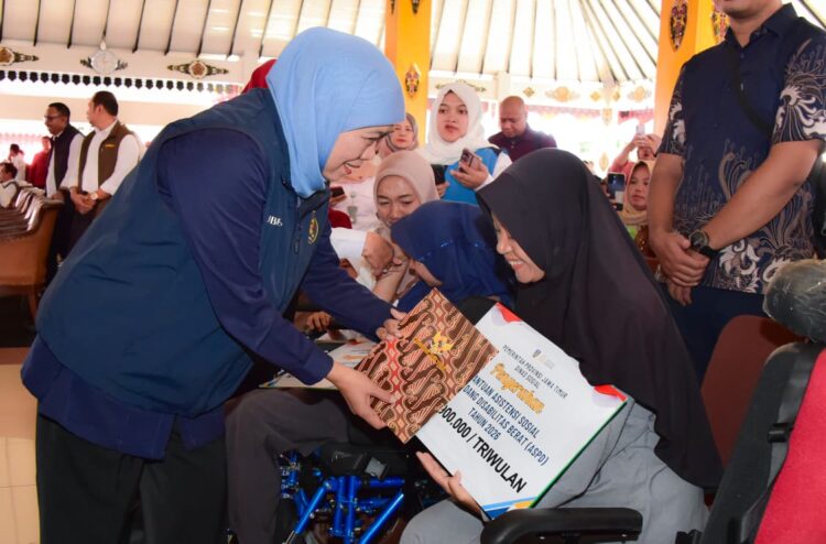 Bansos Rp9,87 Miliar Disalurkan ke Warga Magetan. (Foto: Humas Pemprov Jatim)