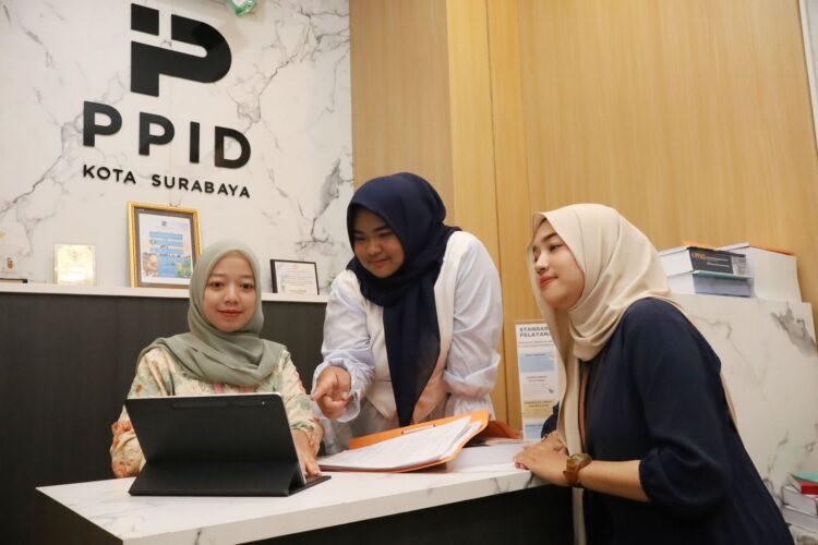 Staf Pemkot Surabaya yang mengelola hotline "Lapor Cak Eri"/dok.Diskominfo Surabaya