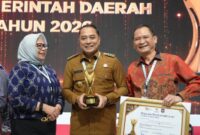 Wali Kota Eri Cahyadi saat menerima penghargaan/dok.Diskominfo Surabaya/dok.Diskominfo Surabaya