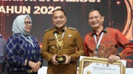 Wali Kota Eri Cahyadi saat menerima penghargaan/dok.Diskominfo Surabaya/dok.Diskominfo Surabaya
