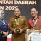Wali Kota Eri Cahyadi saat menerima penghargaan/dok.Diskominfo Surabaya/dok.Diskominfo Surabaya