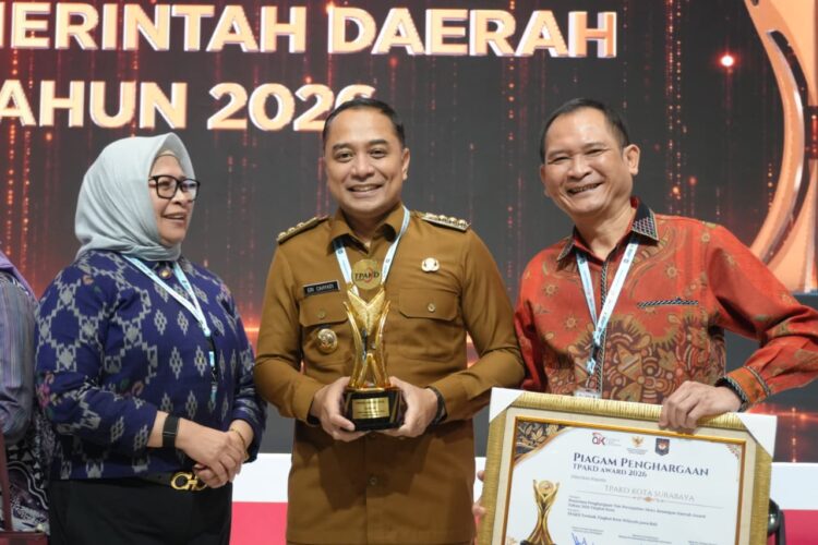 Wali Kota Eri Cahyadi saat menerima penghargaan/dok.Diskominfo Surabaya/dok.Diskominfo Surabaya