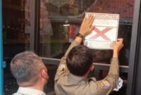 Satpol PP Surabaya Segel Toko Miras Ilegal di Wonokromo. (Foto: dok Satpol PP Surabaya)