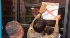 Satpol PP Surabaya Segel Toko Miras Ilegal di Wonokromo. (Foto: dok Satpol PP Surabaya)