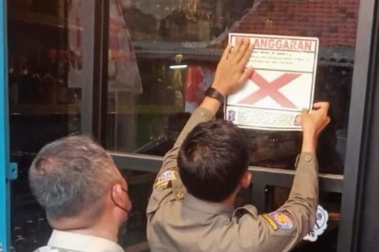 Satpol PP Surabaya Segel Toko Miras Ilegal di Wonokromo. (Foto: dok Satpol PP Surabaya)