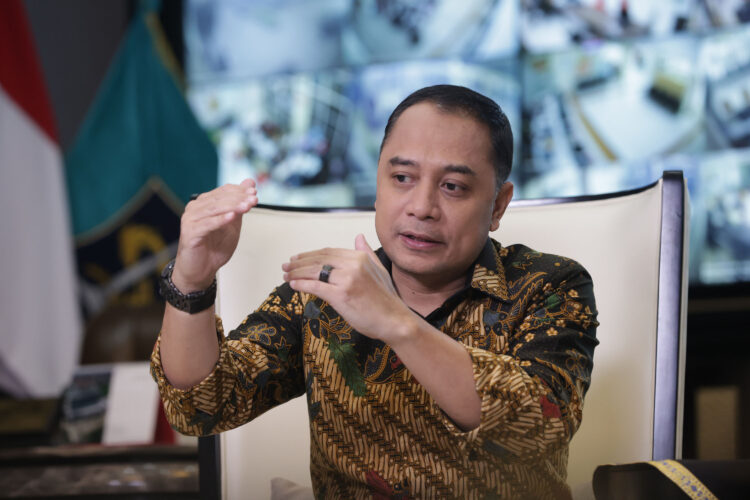 13 kepala dinas di lingkungan Pemkot Surabaya dimutasi atau diganti selama setahun. Salah satu alasan Wali Kota Eri menggantinya yakni tidak mencapai target pembangunan yang bersinergi.