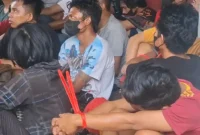 Belasan orang diduga bandar dan pengedar narkoba di Jl Kunti diamankan petugas gabungan. (Foto: Ist)