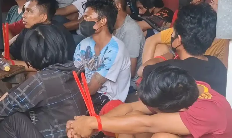 Belasan orang diduga bandar dan pengedar narkoba di Jl Kunti diamankan petugas gabungan. (Foto: Ist)