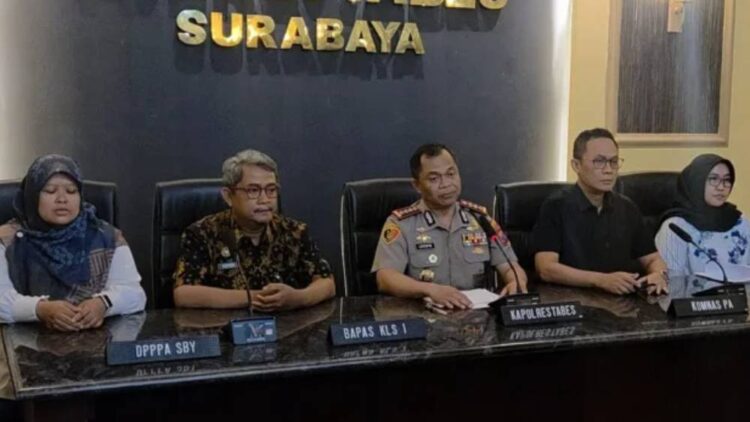 Polisi Periksa Saksi Kasus Kematian Bocah Disabilitas di Surabaya. (Foto: Ist)