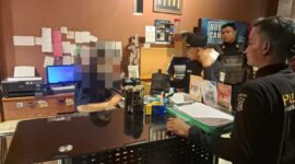 Menekan peredaran miras ilegal dan toko penjual miras ilegal, Satpol PP Surabaya melakukan razia. (Foto: dok Satpol PP Surabaya)