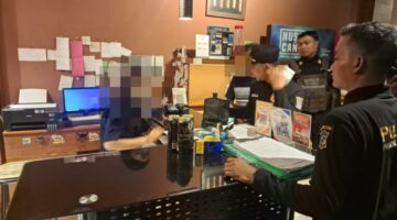 Menekan peredaran miras ilegal dan toko penjual miras ilegal, Satpol PP Surabaya melakukan razia. (Foto: dok Satpol PP Surabaya)