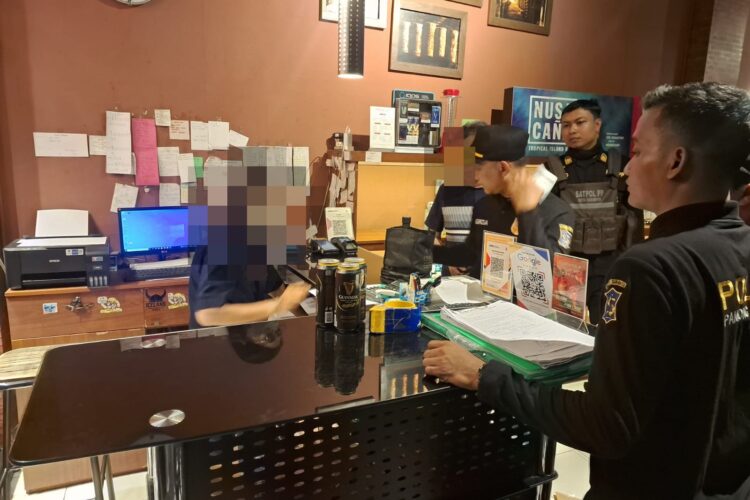 Menekan peredaran miras ilegal dan toko penjual miras ilegal, Satpol PP Surabaya melakukan razia. (Foto: dok Satpol PP Surabaya)